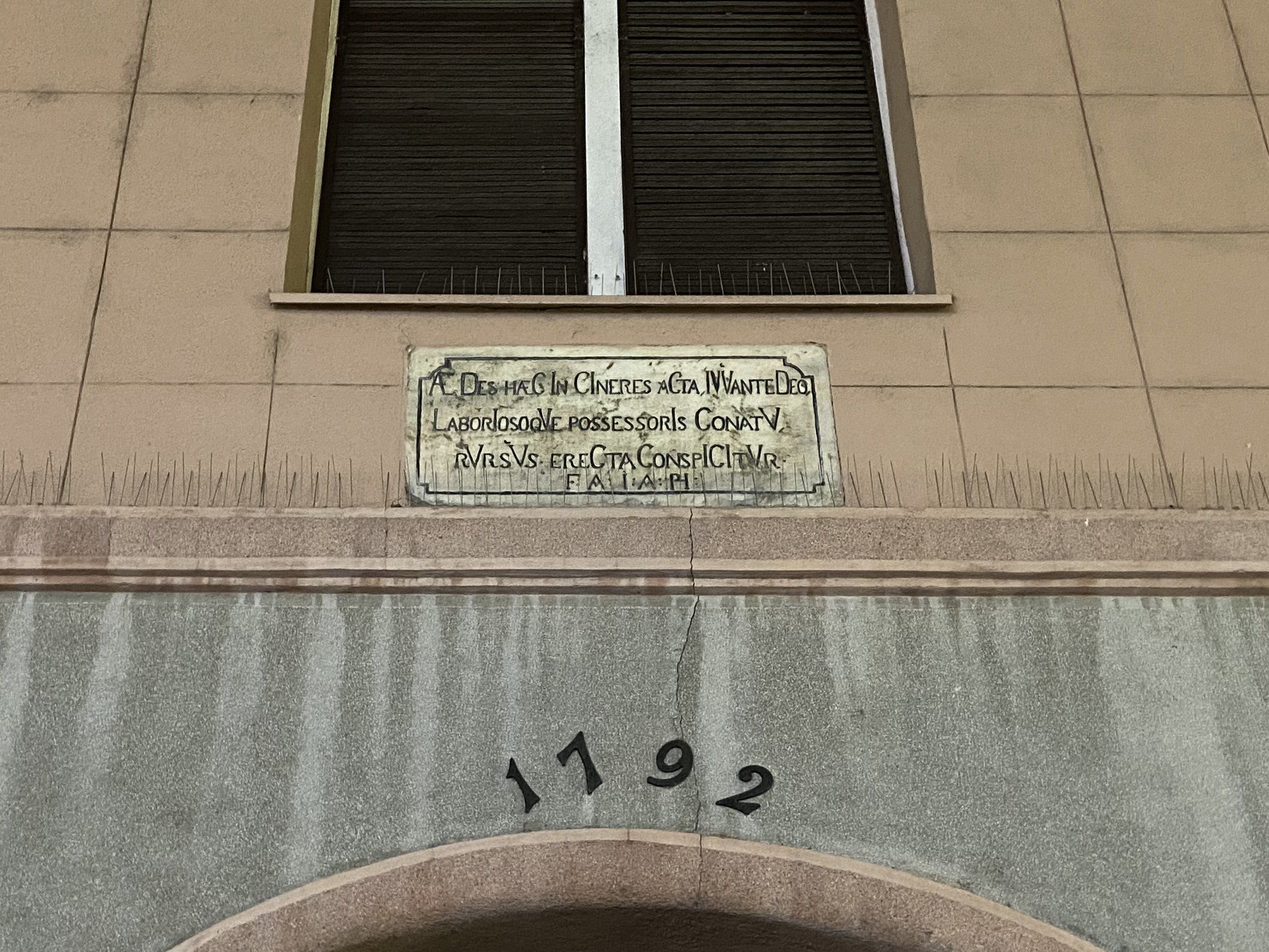 Kuća sa latinskim natpisom