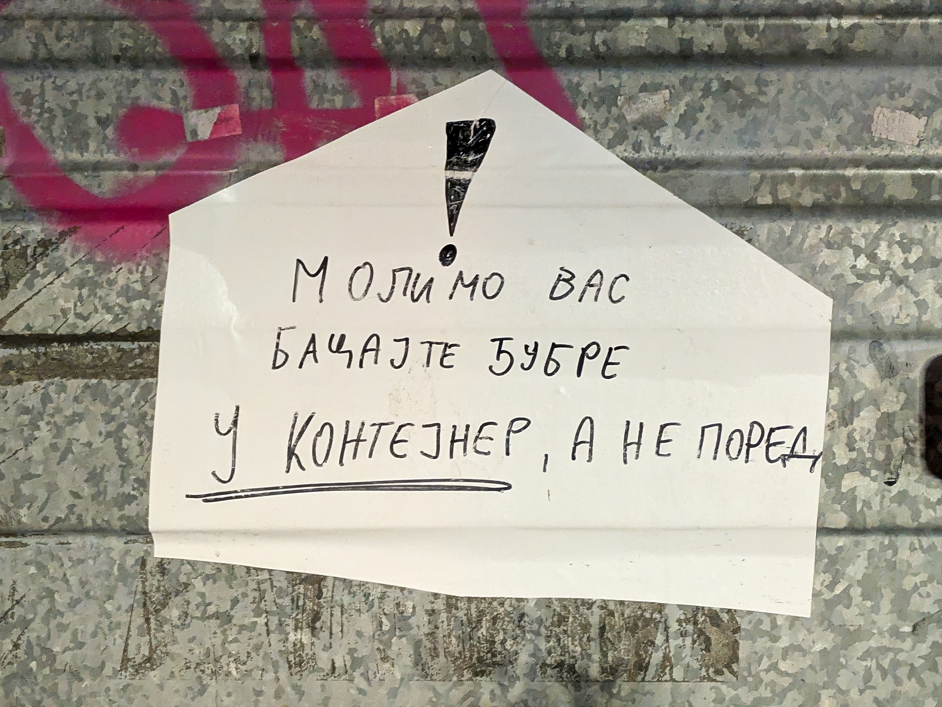 Bacajte Đubre u Kontejner